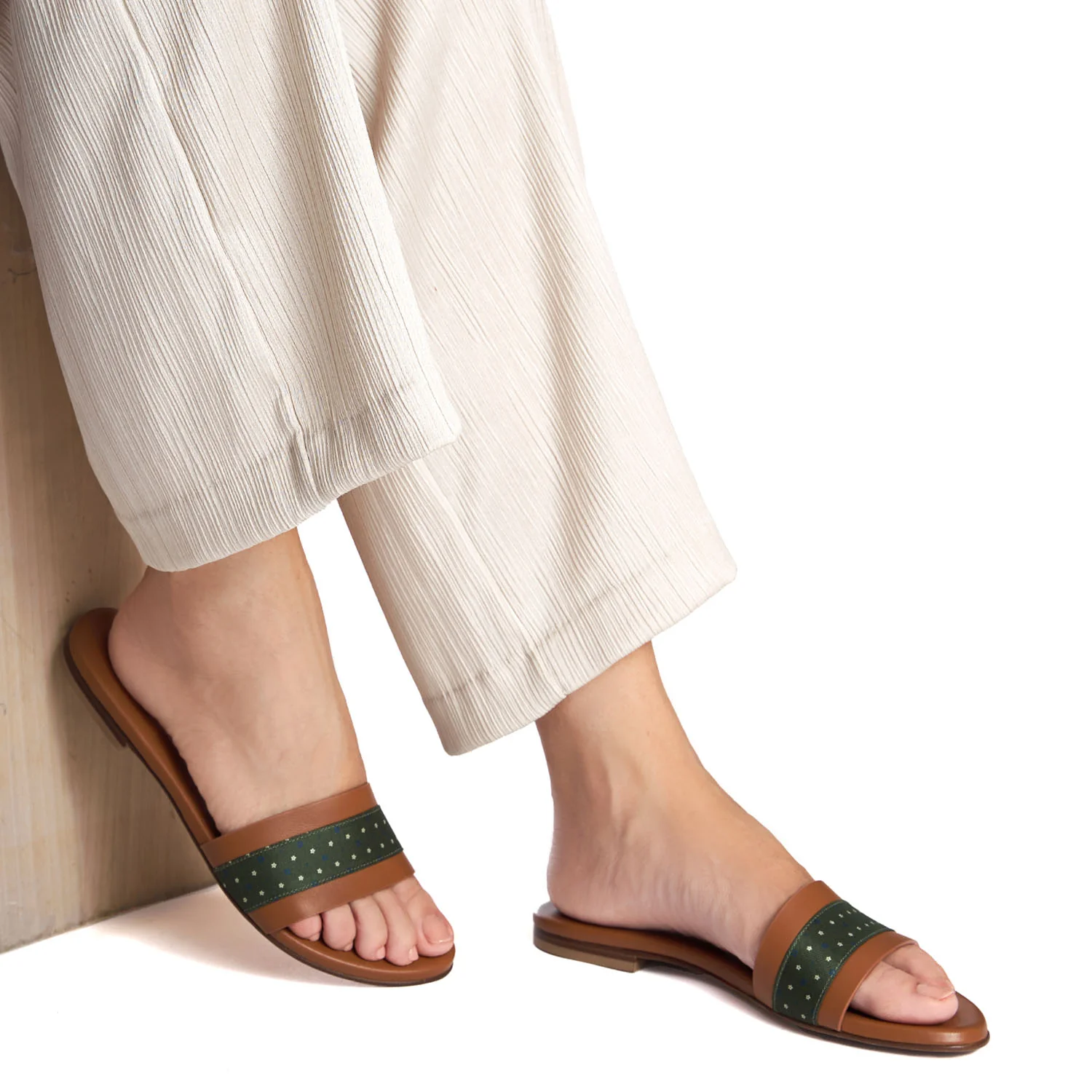 SIGNATURE ICONOGRAPHIC FLAT SANDAL - Image 2