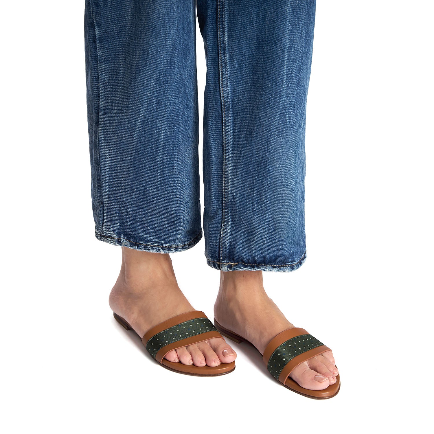 SIGNATURE ICONOGRAPHIC FLAT SANDAL - Image 7